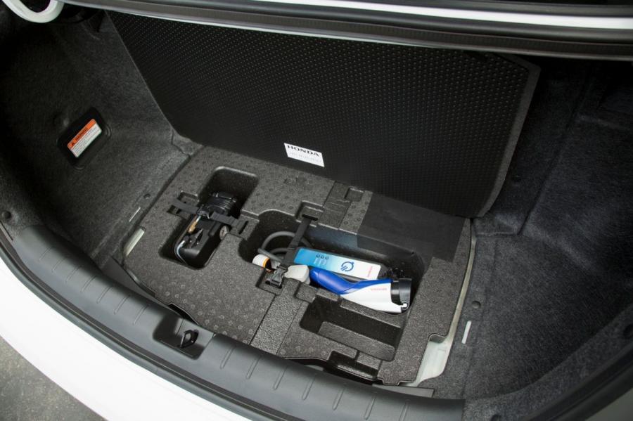  Honda Accord Plug-In Hybrid 2014 года  (фото 9 из 109)